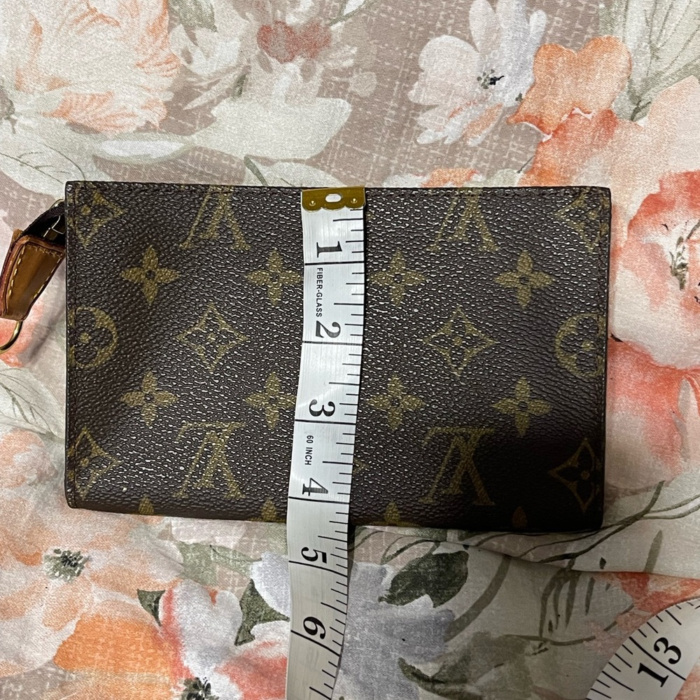 Louis Vuitton - Picture 3 of 5